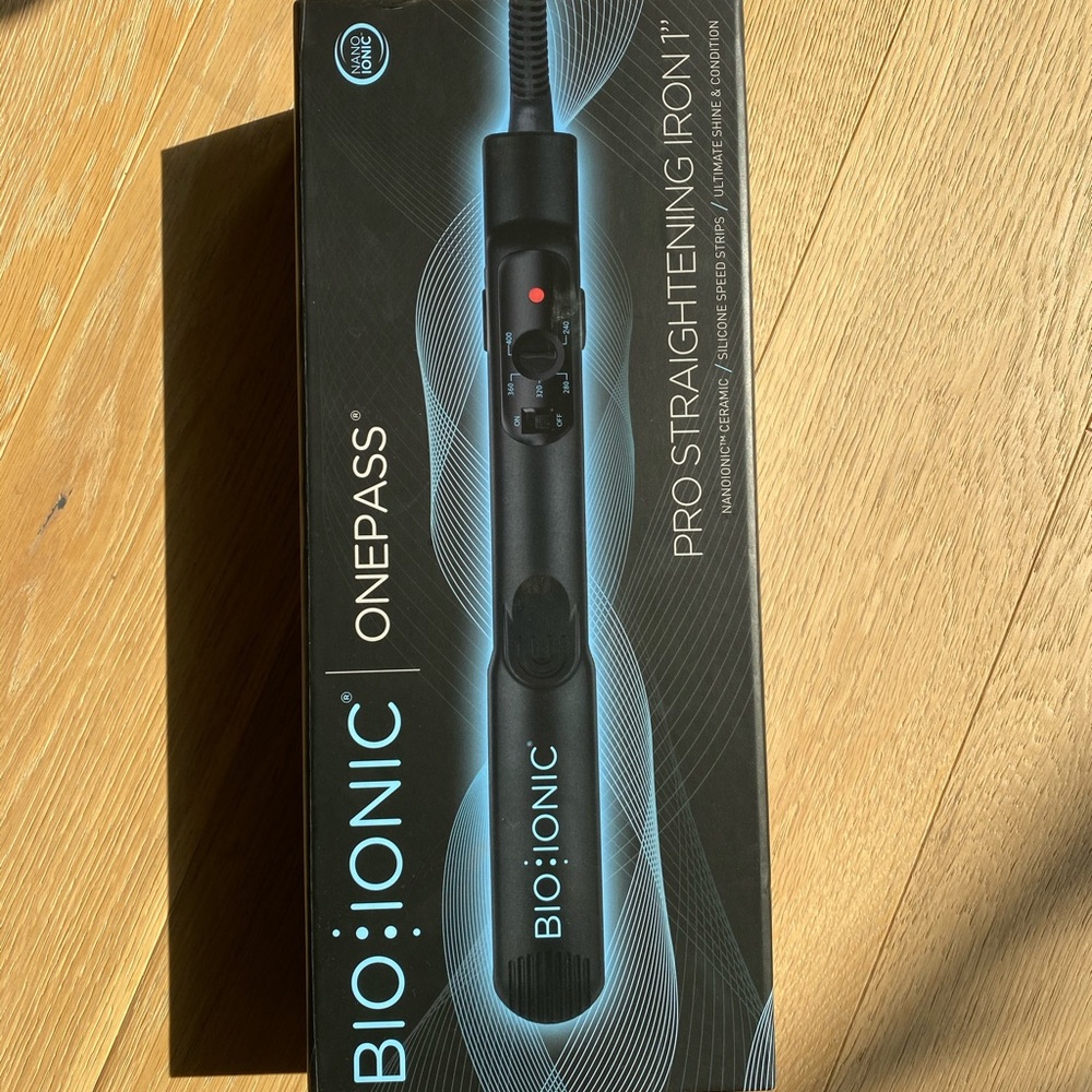 NEW IN BOX Bio Ionic One Pass Hair Straightener
